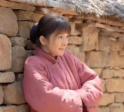 但一条获得近千赞的留言让我无法袖手旁观：“电视剧好看就行，那么较真干吗？” 这条留言背后，是一种危险的认知倾向：将历史视为可随意打扮的 “娱乐素材”，将集体记忆降格为 “爽感消费” 的附庸。已是虚无和精神鸦片化的深度症状