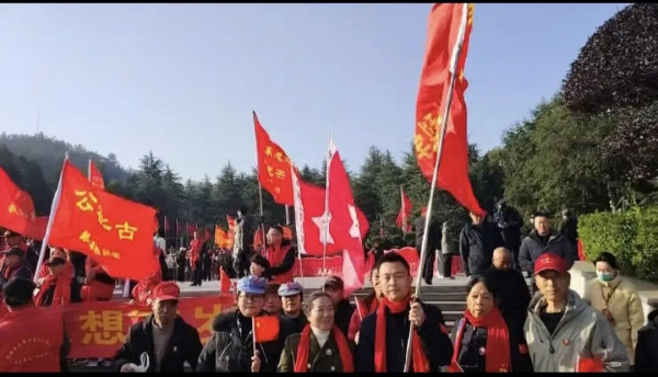 面面红旗汇广场 朵朵红花心向阳