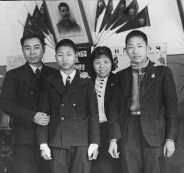 岸英与我们又是这样的近,因为他从未以“毛泽东的儿子”而傲娇,反而不断问自己,“我做毛泽东的儿子合格吗”;他当过农民、做过工人,与我们一样,都是劳动人民的一员;他的生命永远定格在年仅28岁,本该与今天的我们一样,风华正茂……叫一声岸英同志,不仅仅是因为他是我们的同志、我们的战友,更因为他用自己短暂而灿烂的一生,向我们诠释了一个优秀的共产主义战士的模样,是我们今天的有志青年值得学习的榜样