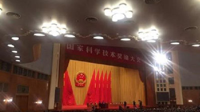 不得不说中国人的诺奖情结太深重了，在崇洋媚外的国度里，一切的自信都被淹没，自信心消失不见了。中国颁奖如果有一天能不拘一格地将体制内和体制外的优秀人才一同对待，毫无偏见、毫无阻碍地或颁给那些“三无”、“四无”、“五无”的科学家和学者、作家们的话，“墙里开花墙外香”的黑色讽刺也就不再会出现，中国又何愁不强大呢?