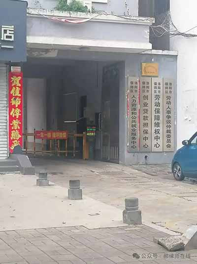 从福建晋江到河南偃师,从几百人的大厂到个位数的小厂,从高价成品鞋到低廉的鞋底片,劳动者的无助、困难和老板的吝啬似乎像复制粘贴过一样,政府有关部门的无能为力也同理。