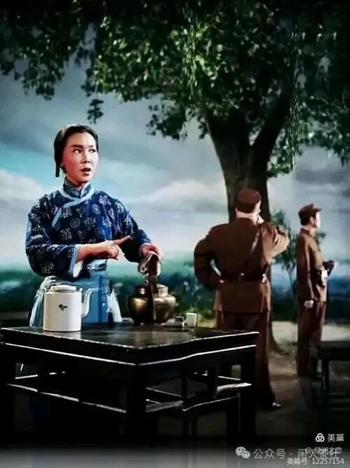 在中国文艺史上,有一个绕不过去的话题:样板戏。从《红灯记》到《智取威虎山》,从《沙家浜》到《红色娘子军》,这些诞生于半个多世纪前的作品,至今仍在舞台上常演不衰,许多唱段早已成为中国人集体记忆中的文化基因。“临行喝妈一碗酒,浑身是胆雄赳赳”“这个女人不寻常”……这些旋律一响,无数人便能脱口而出。样板戏何以具有如此持久的生命力?答案,就藏在毛主席那一句掷地有声的追问中:“我们的文艺是为什么人的?”
