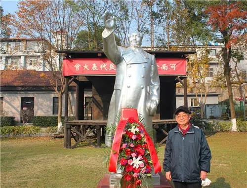 毛主席我们想念您:武汉工农兵群众隆重纪念毛主席诞辰127周年!