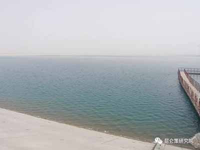 新疆的社会稳定是要靠最广大热爱毛主席，拥护共产党的善良的各族人民，我们要赢得新疆各族人民的信任与拥护，就要真正发挥好党的民族政策的威力，用心去维护最广大的贫苦老百姓，各族人民的利益。