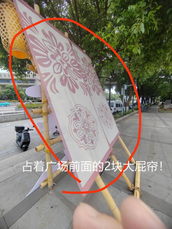 杜甫江阁应该属于杜甫,属于唐诗的苍茫与沉郁,属于长沙人引以为傲的湖湘文脉,而不是属于几片摇曳的塑料屁帘子和诡异的黄灯笼。
