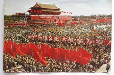 工人阶级群众中,觉悟不同,是一种客观存在的现象。这种矛盾,完全可以用毛主席团结---批评和自我批评…团结的方针来解决,不需要分成势不两立的两大派。革命觉悟比较高的革命群众,应当进行耐心、细致的思想政治工作,帮助受蒙蔽的阶级弟兄摆脱资产阶级的影响,共同沿着毛主席的无产阶级革命路线胜利前进。