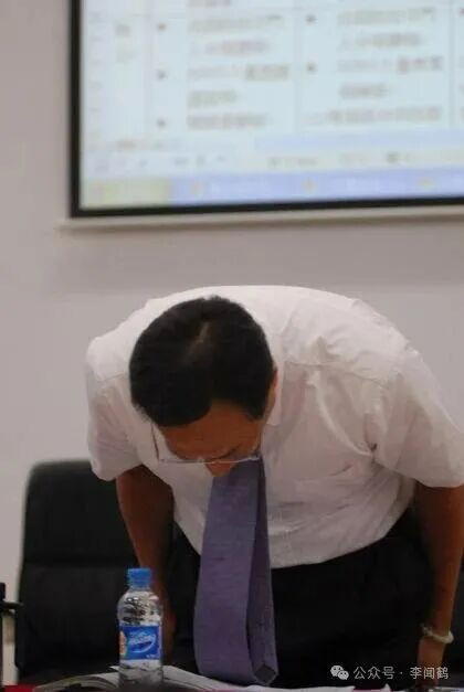 奴隶一次就被完全卖掉了。无产者必须一天一天、一小时一小时地出卖自己。奴隶是某一个主人的财产，而且正是由于这个原因，他的生活不管怎样坏，总还是有保障的。而无产者可以说是整个资产者阶级的奴隶，不是某一个主人的奴隶，如果没有人需要他的劳动，就没有人购买它，因而他的生活是没有保障的。