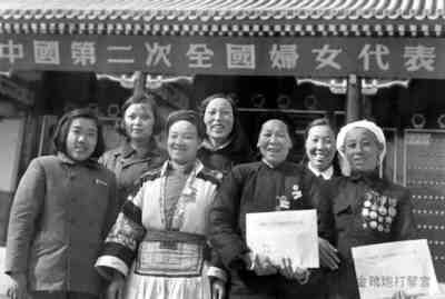 真正的男女平等，只有在整个社会的社会主义改造过程中才能实现。