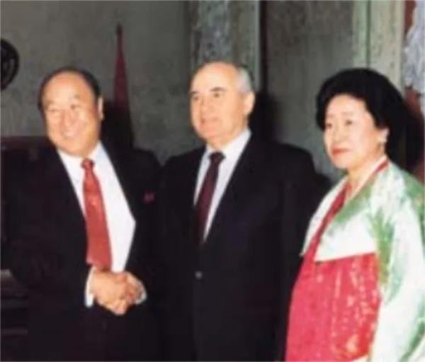 看看日本这个社会,自从被美国接管之后,从天皇到首相,都是美国的走狗,政客财阀们可以世代继承,邪教头子可以大肆敛财.......举国上下,受伤的只有普通人,只有上山彻也这样默默无闻的蝼蚁。他的一生,都被邪教、右翼政客、财阀毁了,但没有人在乎他的感受。日本人,需要反思,是什么,把一个品学兼优的做题家逼上了绝路?是什么?让一个逆来顺受的老实人举起了枪?