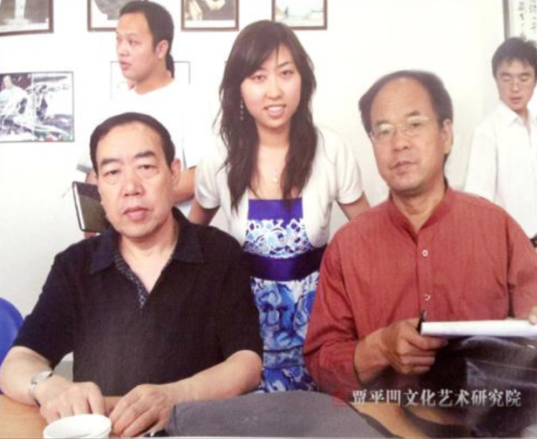 XX二代多不胜数，如今又多了“文二代”，本来他们利用te权闷声发大财就好，老百姓眼不见心不烦。但是他们得寸进尺，不光自己认为屎尿屁好闻，还逼着大众把这些垃圾吃下去。如果你不吃，说臭，他就说你不是专业吃屎的，你不懂。