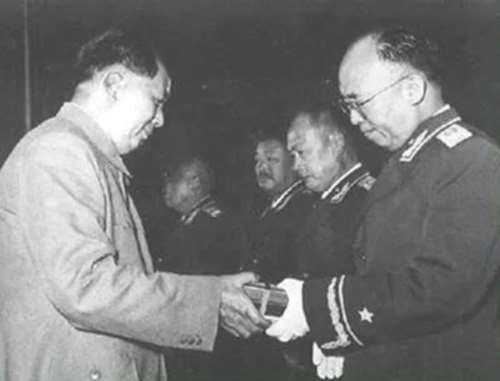 在毛泽东这里,老实人为最大多数人谋利益、为人类最进步的事业而奋斗,自觉地按照客观规律规范自我,获得了前所未有的人生意义和价值。
