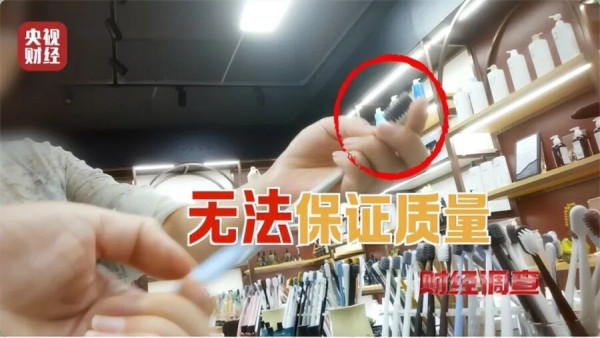这绝非什么行业潜规则，这分明是一条流淌着毒脓的黑色血管，连接着一颗为利润而疯狂跳动的心脏。资本逐利的本性会毫不犹豫地“吃人”，不是血盆大口地吞噬，而是文质彬彬地、用六分钱一支的牙刷，在客人每个清晨的洗漱仪式中，完成最优雅的慢性谋杀。公众需要的不仅是对某个小作坊的查封，而且是一场彻底的清算。