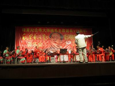 2012年12月26日被人们称呼为“中国红歌总司令戴诚”唱出“毛泽东之歌”,让人热血沸腾、让人情不自禁泪水不断模糊眼睛。