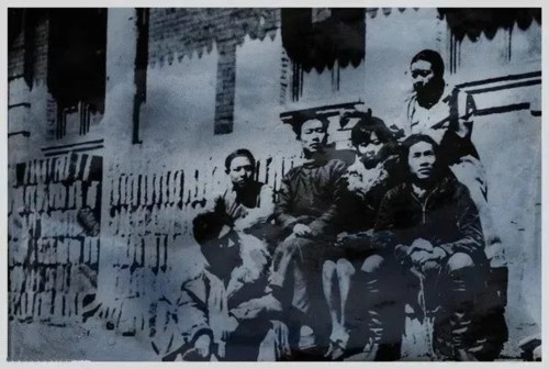 首先,作家要“深入生活”,通过“深入生活”的方式,达到自我改造,与群众结合,成为革命需要的新作家的目的。而在以作家或艺术家的身份“深入生活”的过程中,不能以外来者的身份,置身于群众的生活和利益之外,而应该担任具体的工作,卷入群众的生活中。