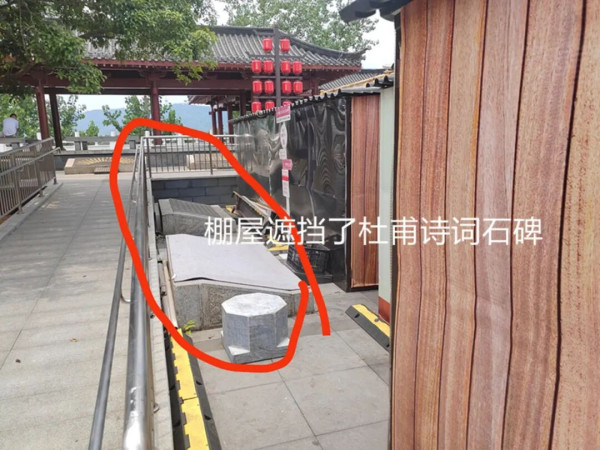 杜甫江阁应该属于杜甫,属于唐诗的苍茫与沉郁,属于长沙人引以为傲的湖湘文脉,而不是属于几片摇曳的塑料屁帘子和诡异的黄灯笼。