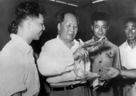 回忆当年和主席的谈话，我知道了科学主要是如何认识世界，科学包括自然科学、社会科学和人类思维的科学。而技术主要是如何去改造世界，技术本身还不是生产力，还要在具备许多必要的前提要素后，才可能转化为生产力。