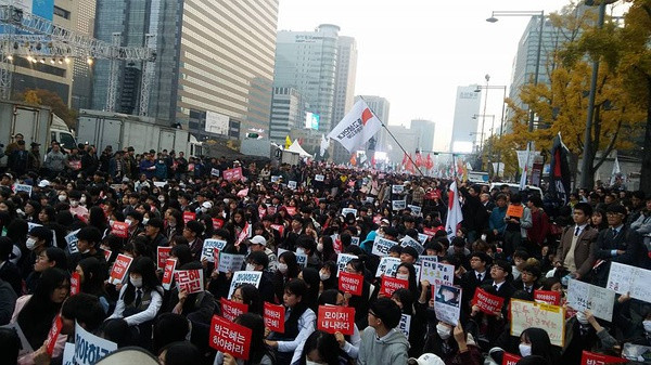 南朝鲜30万人倒朴 游行学生：成立革命政权