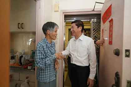 骆惠宁看望香港困难群众：看到你家居住环境，心里很不好受