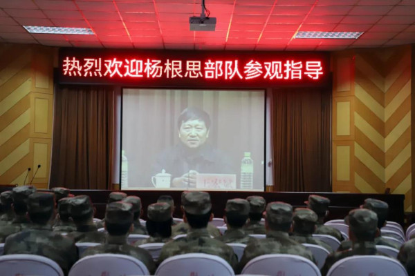 杨根思部队参观南街村——英雄的部队到文明的村庄