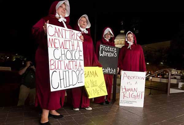 女人有没有罪要靠25个男人来决定,这件事本身不就是女性权利丧失最好的证明吗?