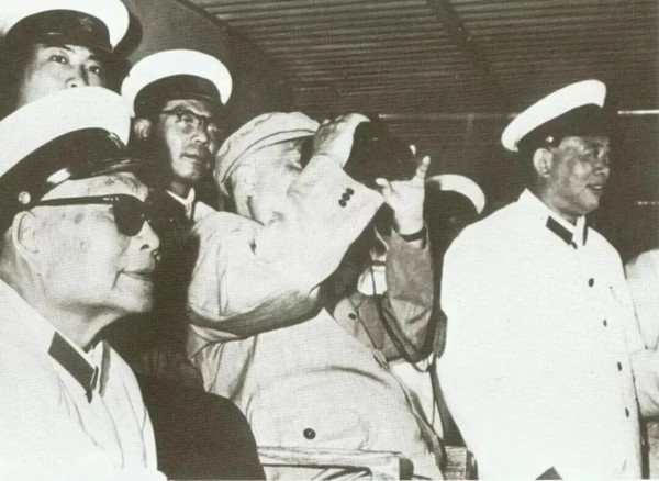 西沙海战后朱总司令88岁登上新型导弹驱逐舰乘风破浪