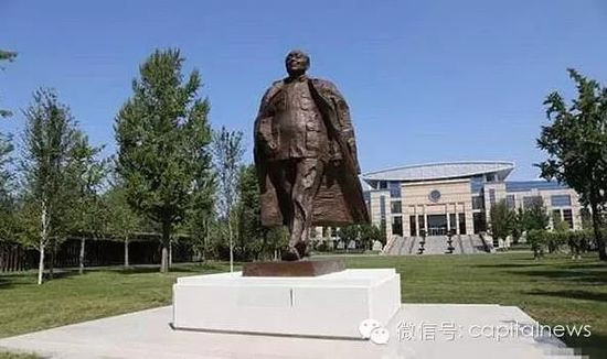 王怀超们的一个根深蒂固倾向是把科学社会主义看成社会主义的一个流派，自封自己科学，把民主社会主义看成社会主义的一个流派，不承认它是改良的资本主义。这同前苏联戈尔巴乔夫的观点如出一辙，危害极大。