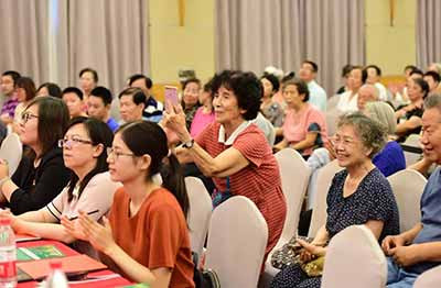 毛小青和著名表演艺术家舒耀瑄应邀参加北下关街道举行的