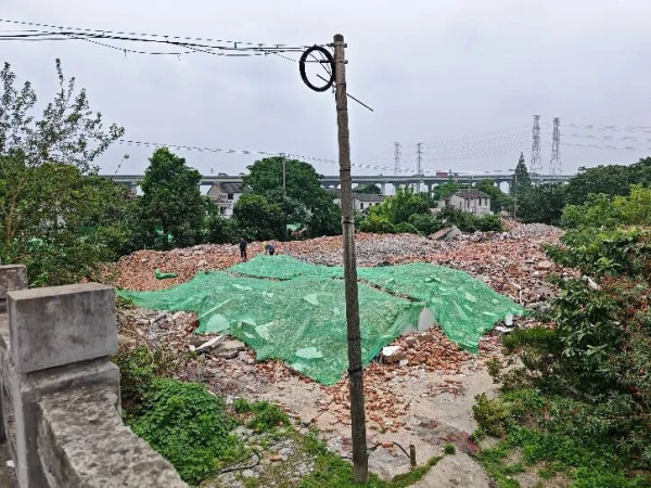 废墟里的修车师傅：城市向前，而他留在原地｜镜相