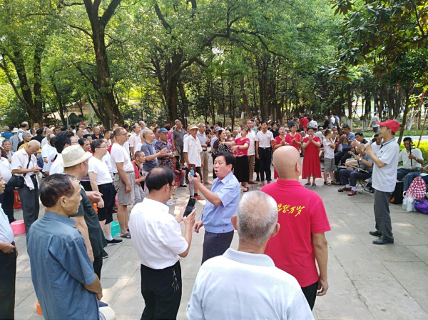 江西人民祭奠毛主席逝世43周年