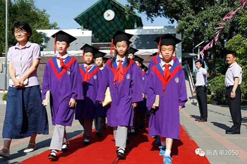 对于社会上层来说,如果高考失败,就可以去准备出国游学,创业,甚至是直接接受父母的公司,但是对于社会下层而言,高考失败了,通往社会上层的道路,接受更多的教育的道路,基本就被阻断了。