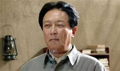 他饰演的毛主席越来越脱离了心目中的和现实中的毛主席形象。请不要时时处处以毛主席的尊者尊荣自居。
