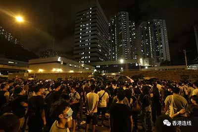 乱港暴徒围警署逼放人 镪水弹伤警狂言烧法院