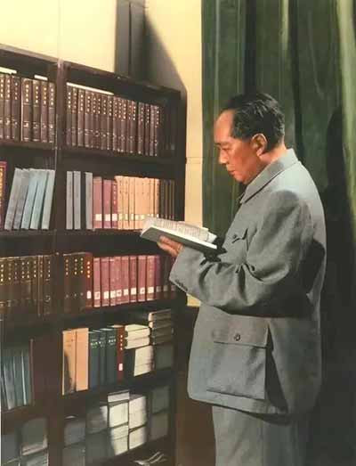 站在巨人肩上，本应放眼长远、接续前路，而不是丈量巨人身高、诋毁巨人功绩。背靠参天大树，便嘲讽大树不够巍峨;承袭先辈伟业，便轻视先辈无上光芒。实在浅薄无知，本末倒置，荒唐可笑。
