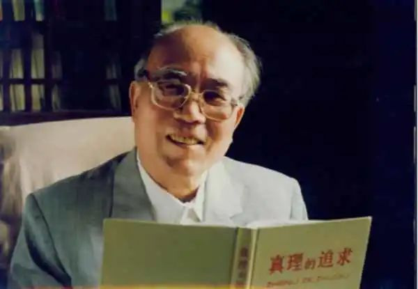 新世纪将仍然是一个艰难斗争的世纪,也将是一个重新掀起世界革命高潮的世纪。让我们勇敢地迎接这个有希望的世纪吧!