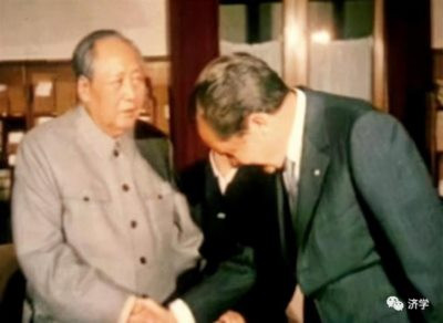 尼克松总统见过毛主席后在书房外和周总理谈笑风生
