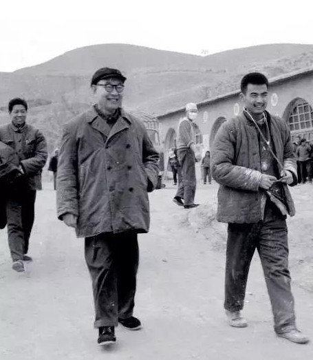 （当时）中国有5亿多农民。把医疗卫生工作的重点放到农村去！培养一大批‘农村也养得起’的医生，由他们来为农民看病服务。