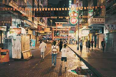 香港的本土意识以反内地为主要标志，既是西方中心主义仍主导香港主流民意、回归后“去殖民化”工作缺失等的结果，也是香港产业空心化、贫富悬殊、阶层固化和相对于内地的比较优势逐渐衰退等的产物。