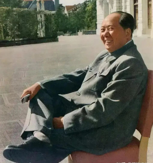 毛主席真是青年人的好朋友！真是青年人答疑释惑的好导师！更给当今青年人树立了活学活用的典范楷模！