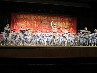 2012年12月26日被人们称呼为“中国红歌总司令戴诚”唱出“毛泽东之歌”,让人热血沸腾、让人情不自禁泪水不断模糊眼睛。