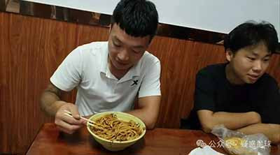 没上完初中的精神小伙现在都怎么样了？