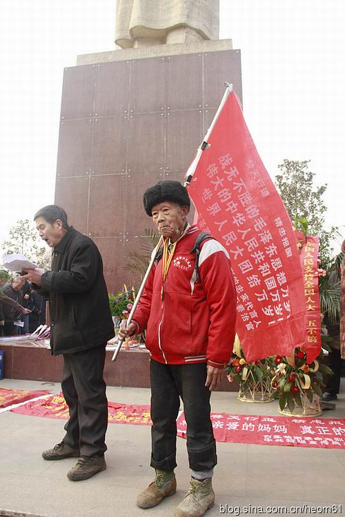 2012年12月26日10时35分,郑州忽现彩虹。正在人民广场纪念毛泽东诞辰119周年的人们,高喊毛主席万岁!