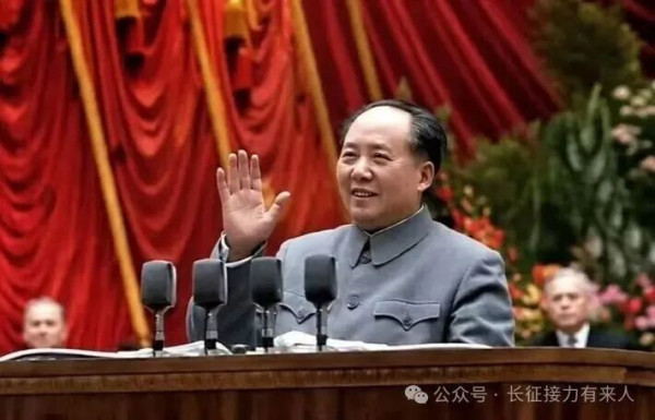 55万军队干部进入工业、商业、农林等部门后，形成了一个庞大的“政治网络”。这些人在军队受过“突出政治”的训练，到地方后把这种训练带到了各个部门。他们不是去“管理生产”的，而是去“管理思想”的。当防修反修运动全面发动时，工业部门已经有一套“听指挥”的干部系统在运转，那些可能抵抗的“白专”势力已经被提前“平衡”了。这种“提前两年的布局”，正是“不打无准备之仗”的战争原则在政治领域的延续。