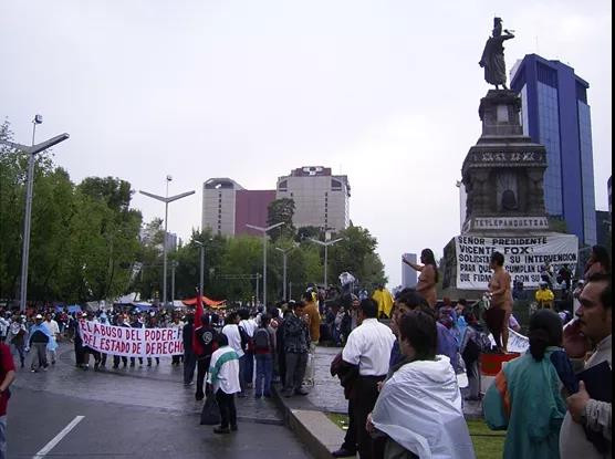 1994年1月1日，北美自由贸易协定（NAFTA）正式生效，同日，在墨西哥南部的恰帕斯州，原住民打响了反新自由主义的第一枪——“萨帕塔运动”自此为世人所知。不过，领导起义的萨帕塔民族解放军（EZLN）则成立于1983年。