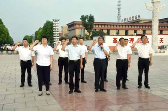 河南省南街村举行纪念毛主席逝世44周年活动