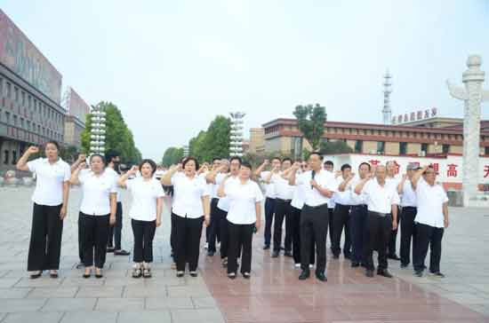 河南省南街村举行纪念毛主席逝世44周年活动