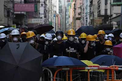 两张香港今日非法集会的现场照片,告诉你境外受众看到的会是什