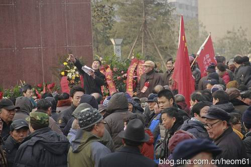 2012年12月26日10时35分,郑州忽现彩虹。正在人民广场纪念毛泽东诞辰119周年的人们,高喊毛主席万岁!