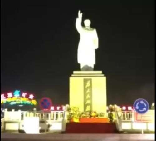 此情此景，那些曾经“顶天立地是工人”的出租车师傅们，能不怀念毛泽东时代，能不怀念毛主席吗？