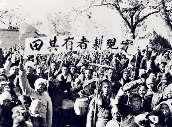 中国人民就感念毛主席的恩情,唱他是人民大救星。毛主席已经离开我们很多年,但人民就念着他的好,依然怀念他,歌唱他。
