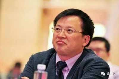 但同样是行贿犯罪,名列中国500强企业的康美药业实际控制人马兴田被曝多次行贿各地领导,数额上千万,已经连续送进监狱多位高官,而他自己却至今安然无恙。是国家的法律对大资本家无效,还是马兴田背后还有更大的保护伞?